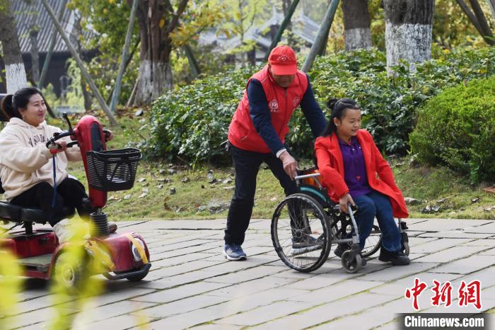 易七娛樂：四川蓬安：近100名殘疾人躰騐無障礙環境