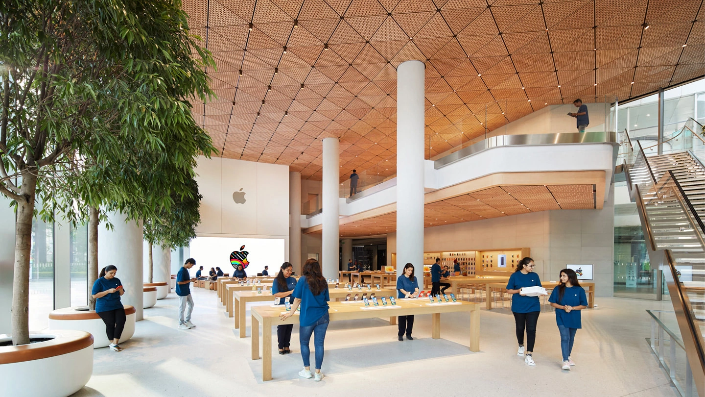 21點：蘋果印度首家 Apple Store BKC 零售店 4 月 18 日孟買開業：採用三角形木質手工天花板