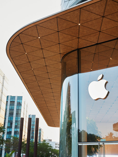 21點：蘋果印度首家 Apple Store BKC 零售店 4 月 18 日孟買開業：採用三角形木質手工天花板