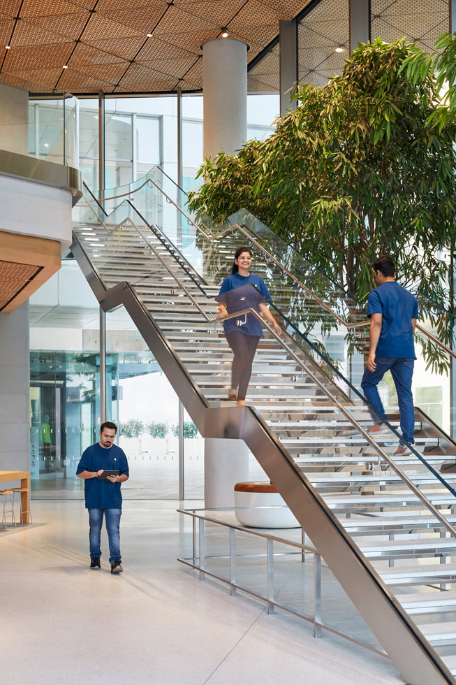 21點：蘋果印度首家 Apple Store BKC 零售店 4 月 18 日孟買開業：採用三角形木質手工天花板