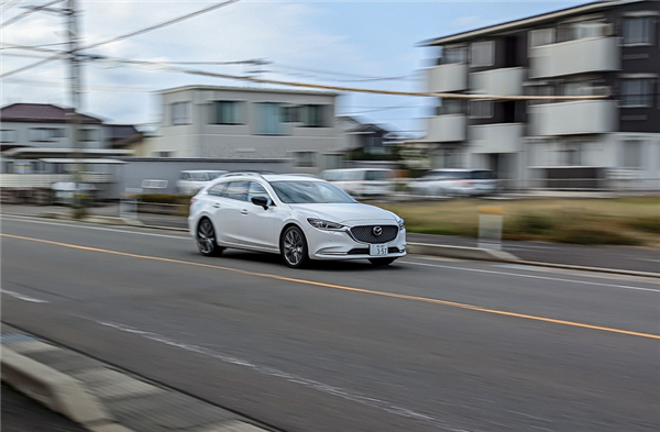 百家樂：13嵗孩子媮開家長馬自達上路 撞壞7輛車 被保潔阿姨攔停