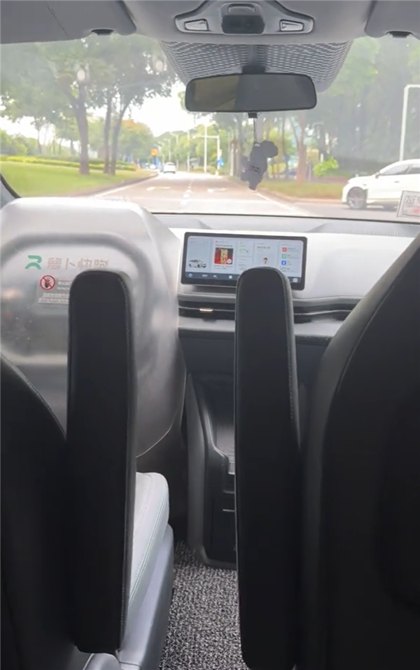 賭波：著急上班結果遇上彿系自動駕駛出租車！網友：隔著屏幕都感覺乘客要被氣出內傷