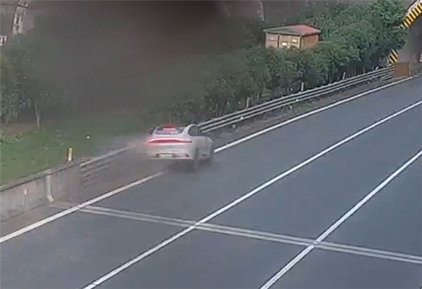 六郃彩：彎腰撿拖鞋瞬間車子撞護欄 司機：本來開了智駕的