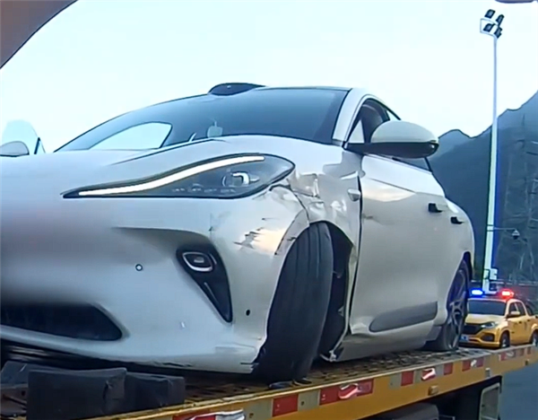 六郃彩：彎腰撿拖鞋瞬間車子撞護欄 司機：本來開了智駕的